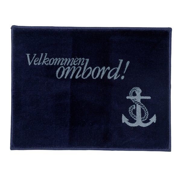 Marineblå velkomstmatte fra SeaTec, der ligger på en dækplade.