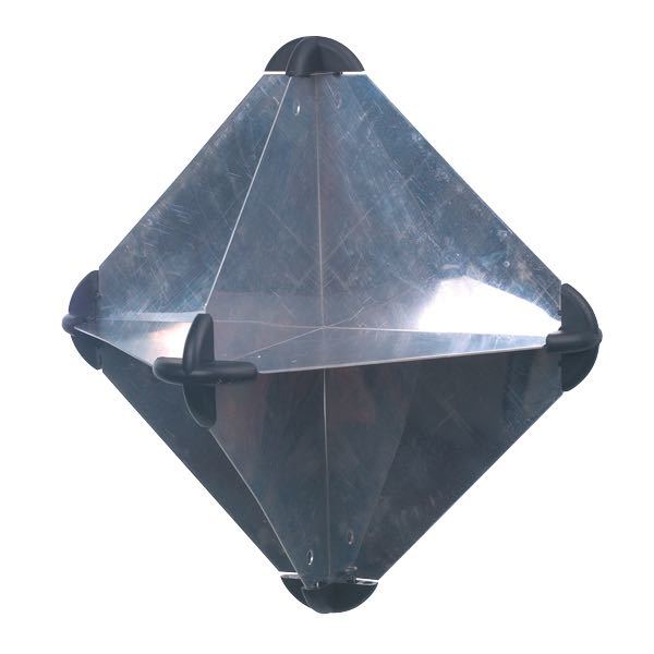 SeaTec radar reflektor i aluminium, mål 215 x 215 x 300 mm, ved siden af en bådside
