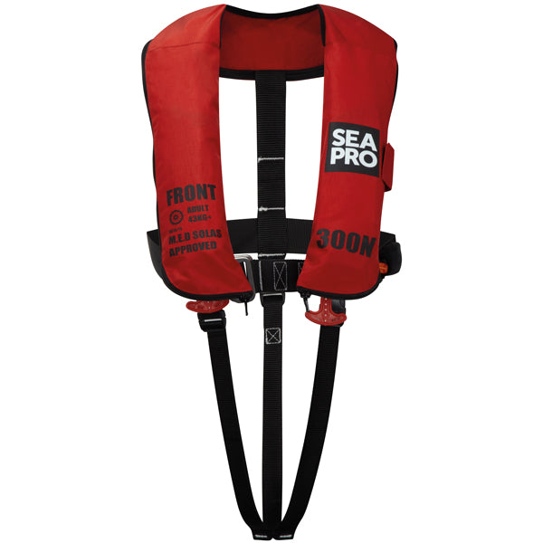 SeaPro 300n SOLAS vest med harness, set forfra på hvid baggrund.