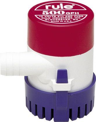 Rule 500 gph 24V dykpumpe monteret i båd med slange til dræning.